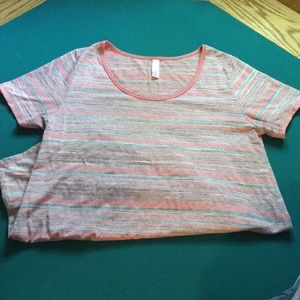 Lularoe women’s classic tee